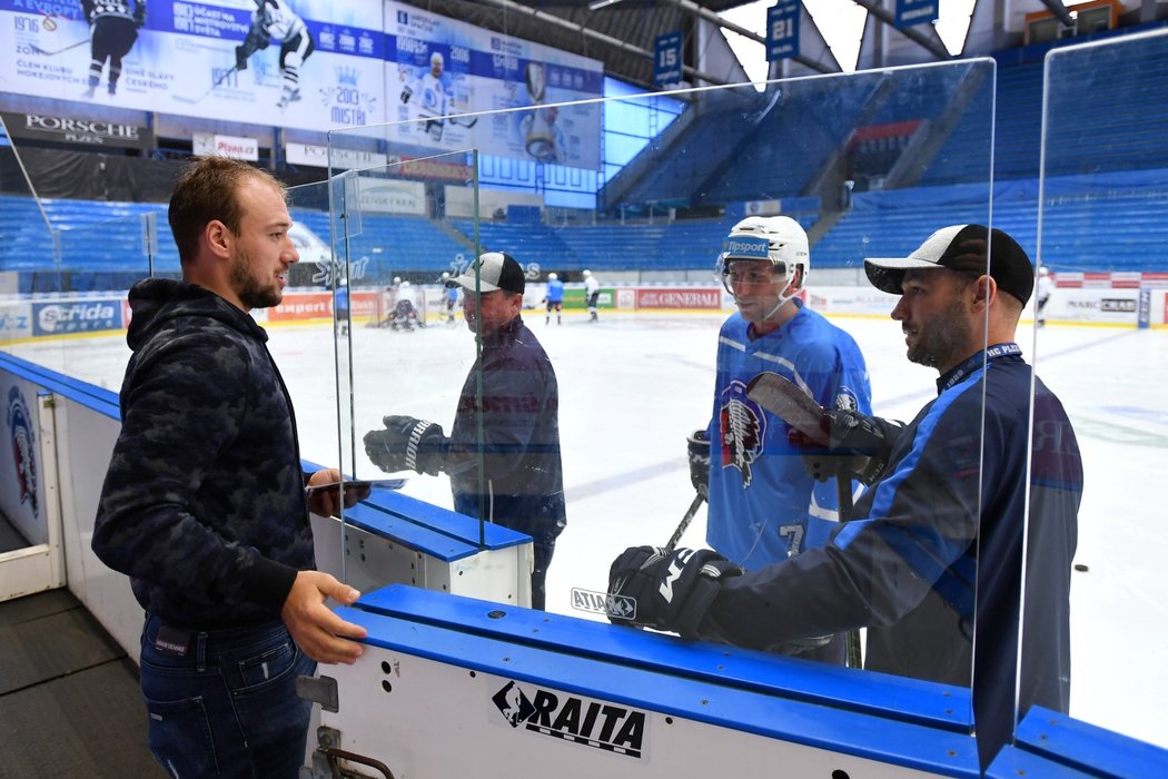 Na rozbruslení Plzně se přišel podívat i její soupeř - bývalý hráč Škody Jan Kovář, který stihl chvilku poklábosit i s Jaroslavem Kracíkem a trenérem Ladislavem Čihákem