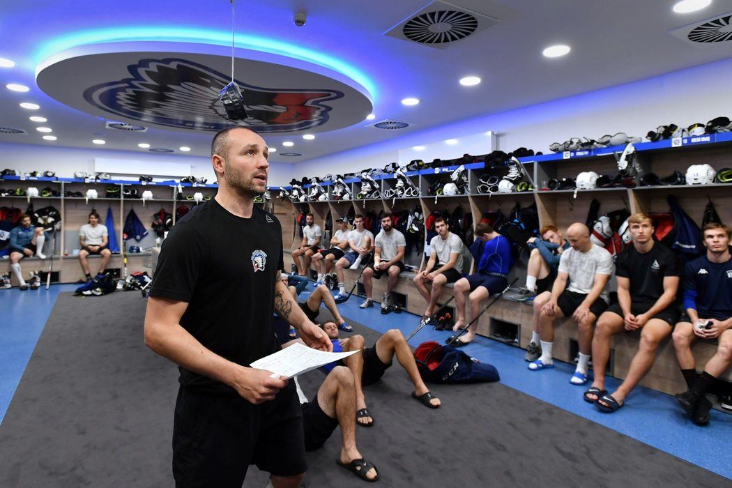 Ještě před dopoledním rozbruslením je na řadě velká porada, kterou má na povel hlavní trenér Ladislav Čihák