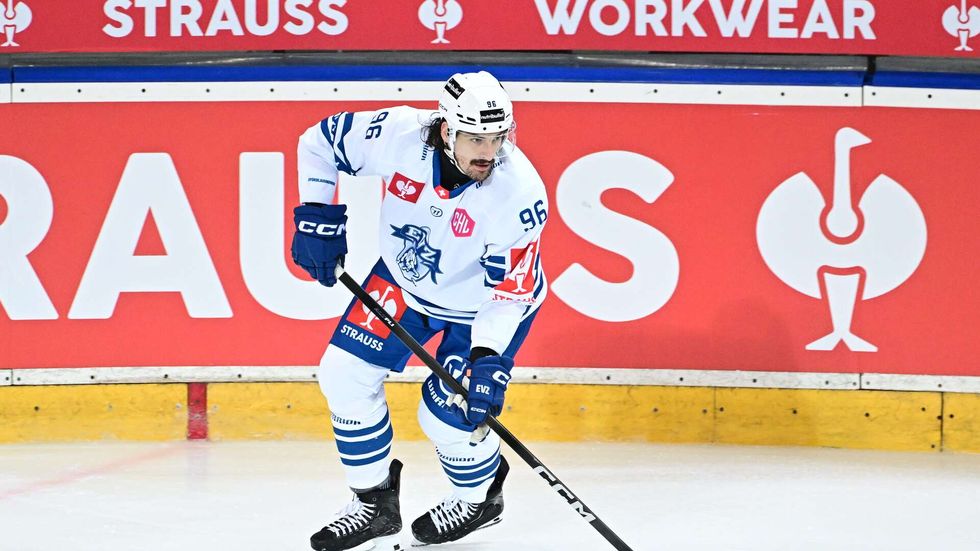 Daniel Voženílek z Zugu v utkání CHL proti Spartě