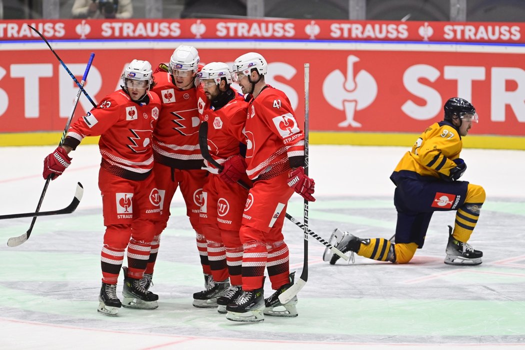 Hokejisté Pardubic slaví gól ve čtvrtfinále Ligy mistrů proti Lukko Rauma
