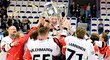 Hokejisté Jyväskylä zvedají nad hlavu pohár pro vítěze Ligy mistrů