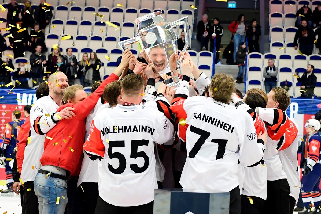 Hokejisté Jyväskylä zvedají nad hlavu pohár pro vítěze Ligy mistrů