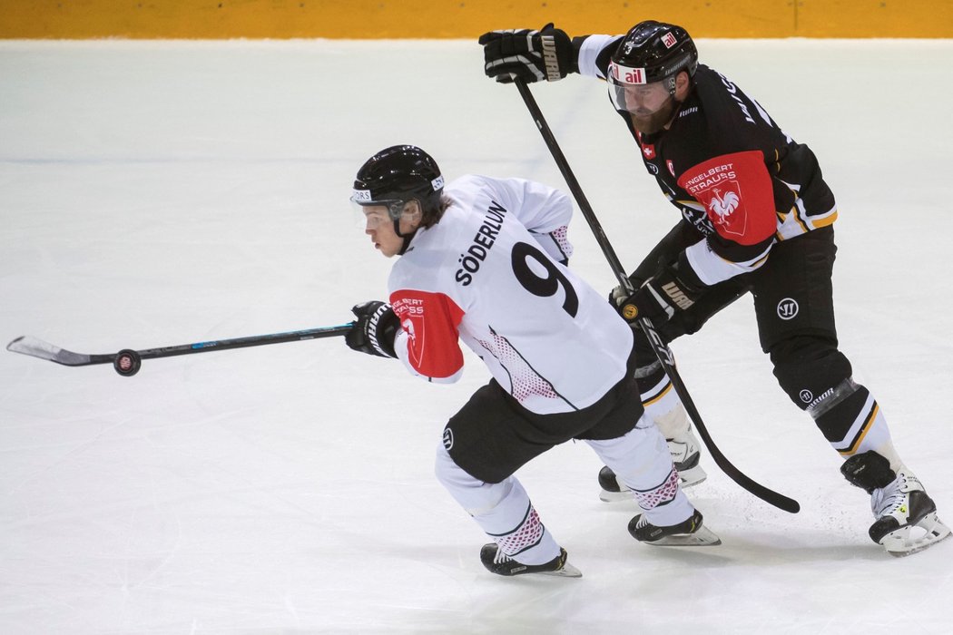 Tim Soederlund (vlevo) a Julien Vauclair (vpravo) během utkání Ligy mistrů mezi Luganem a Frolundou Indians