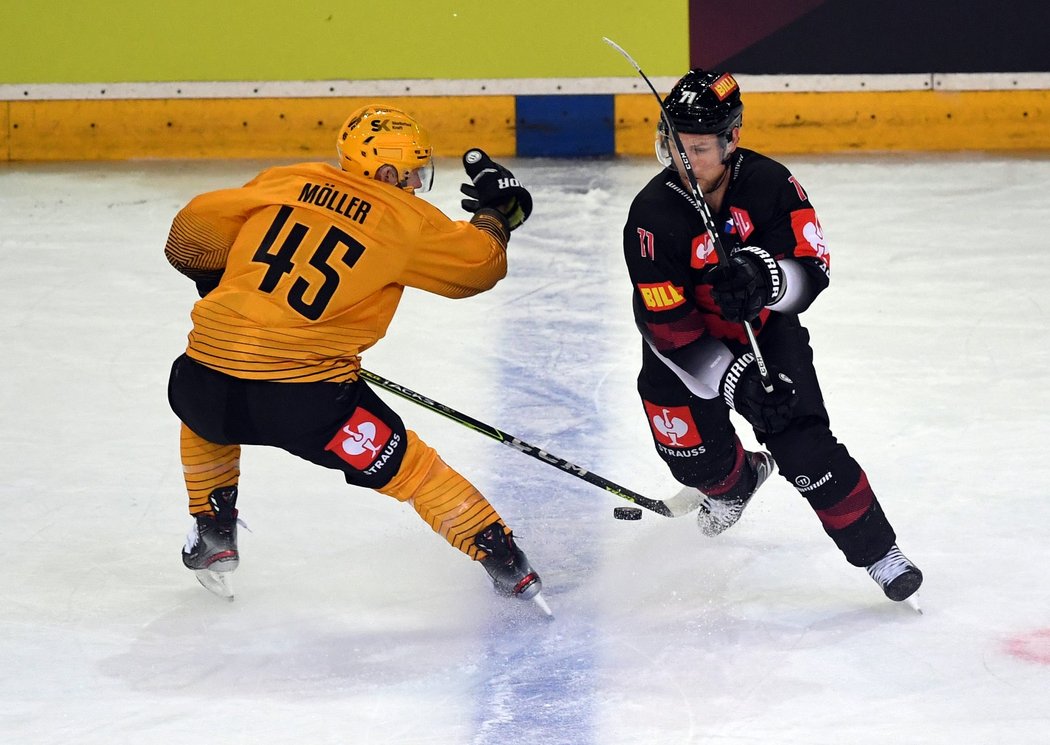 Vladimír Sobotka během zápasu Champions Hockey League s Skellefteou