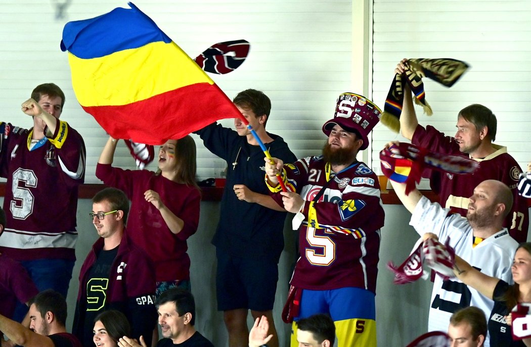 Sparťanští fanoušci během zápasu Ligy mistrů proti Växjö