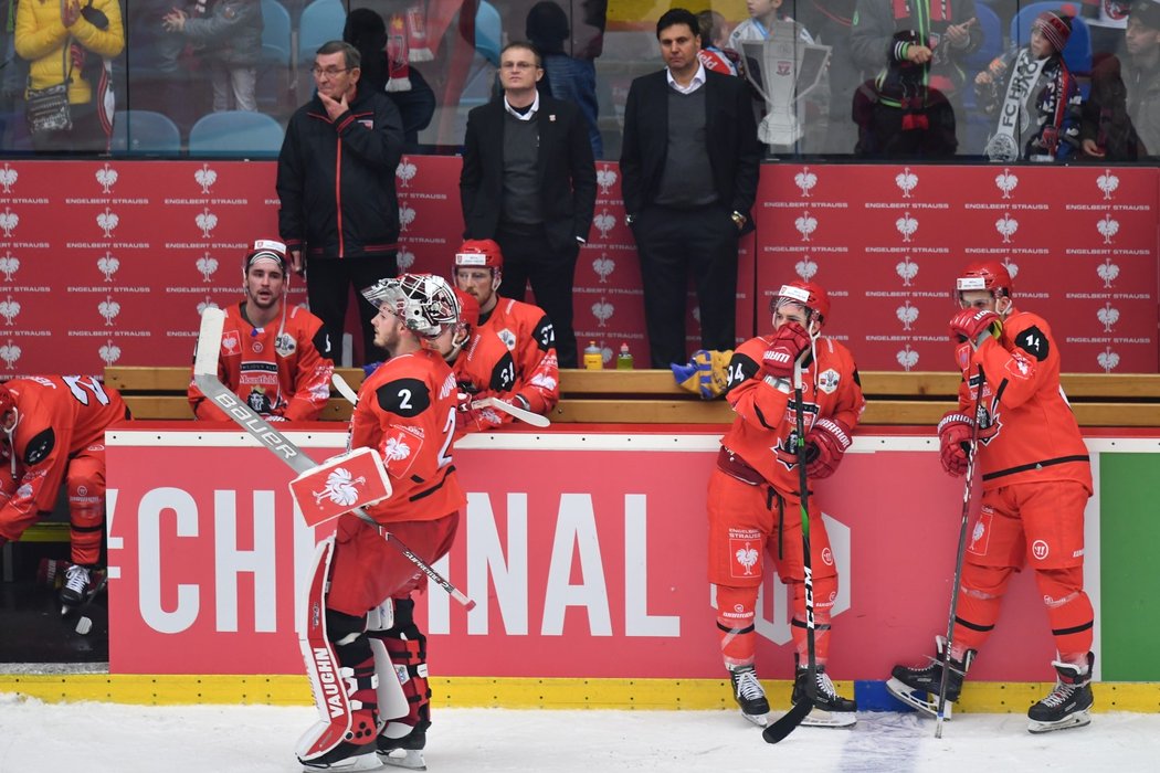 Zklamaní hokejisté Mountfieldu po prohře ve finále Ligy mistrů