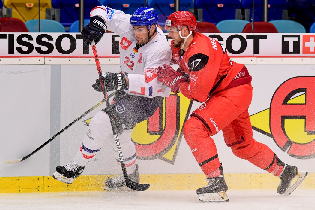 Matthias Plachta (vlevo) a Richard Nedomlel (vpravo) během duelu Hradce Králové s Mannheimem