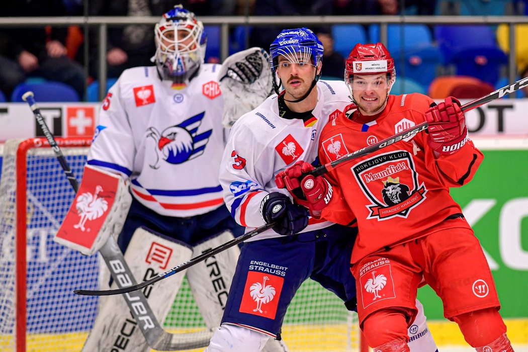 Nepřehledná situace před Gustafssonovou brankou v zápase Mountfieldu s Mannheimem