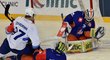 Brankář Christian Heljanko a Radim Zohorna (vlevo) s Tuukkou Mäntylou v utkání osmifinále Ligy mistrů Kometa Brno - Tappara Tampere