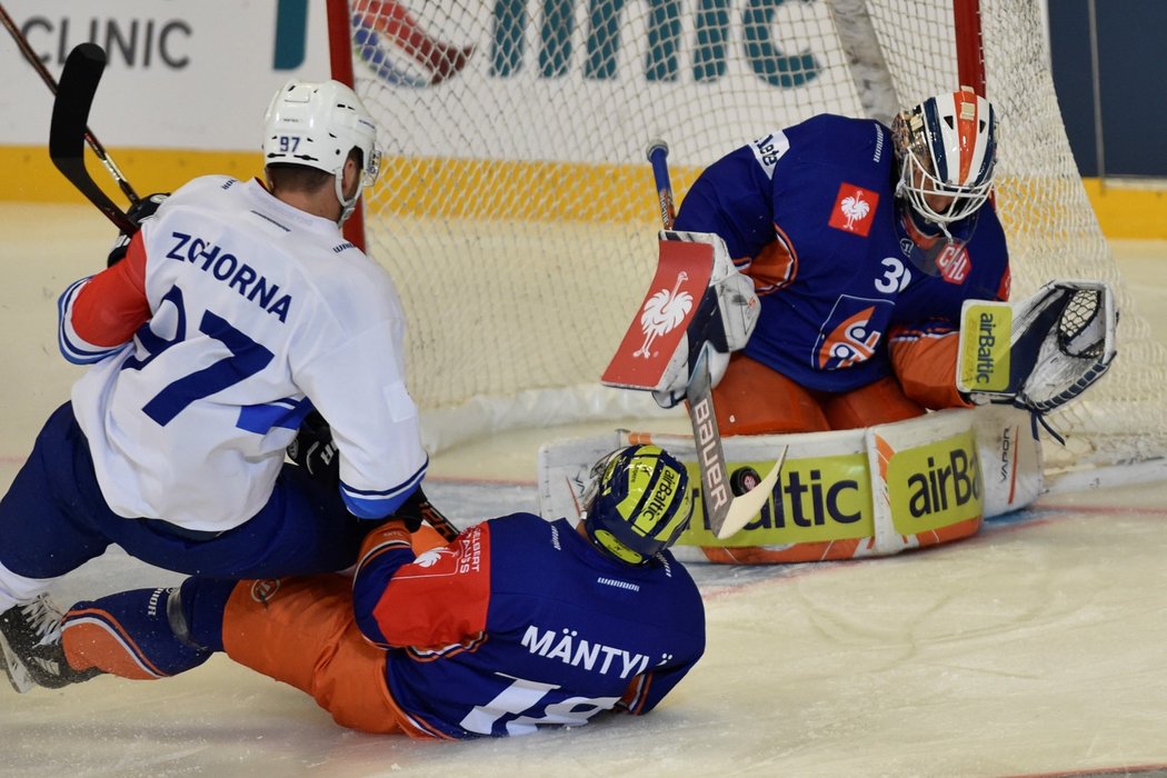 Brankář Christian Heljanko a Radim Zohorna (vlevo) s Tuukkou Mäntylou v utkání osmifinále Ligy mistrů Kometa Brno - Tappara Tampere