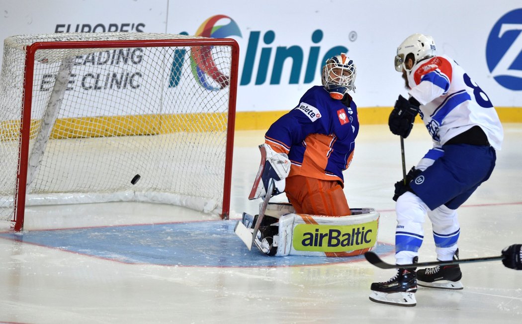 Peter Mueller překonal brankáře Tappary Christiana Heljanka v osmifinálovém souboji Ligy mistrů mezi Kometou Brno a Tapparou Tampere