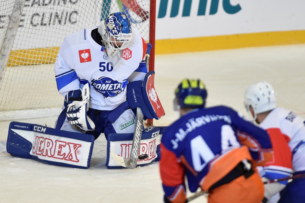 Karel Vejmelka krotí střelu Jana-Mikaela Järvinena v úvodním utkání Ligy mistrů mezi Kometou Brno a Tapparou Tampere