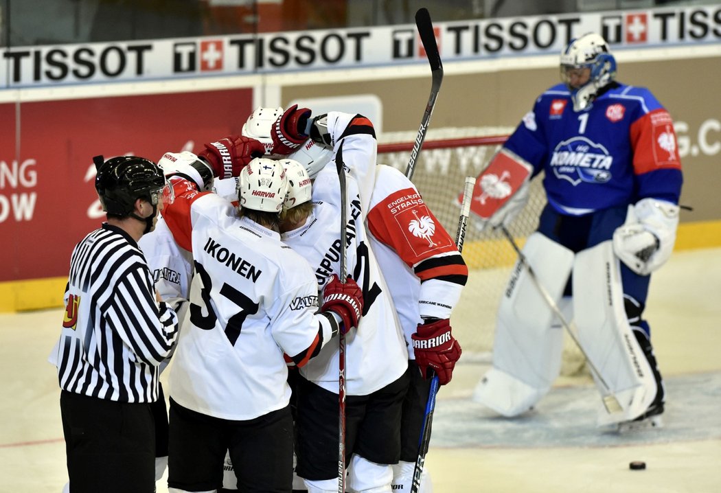 Hokejisté Jyväskylä se radují z gólu