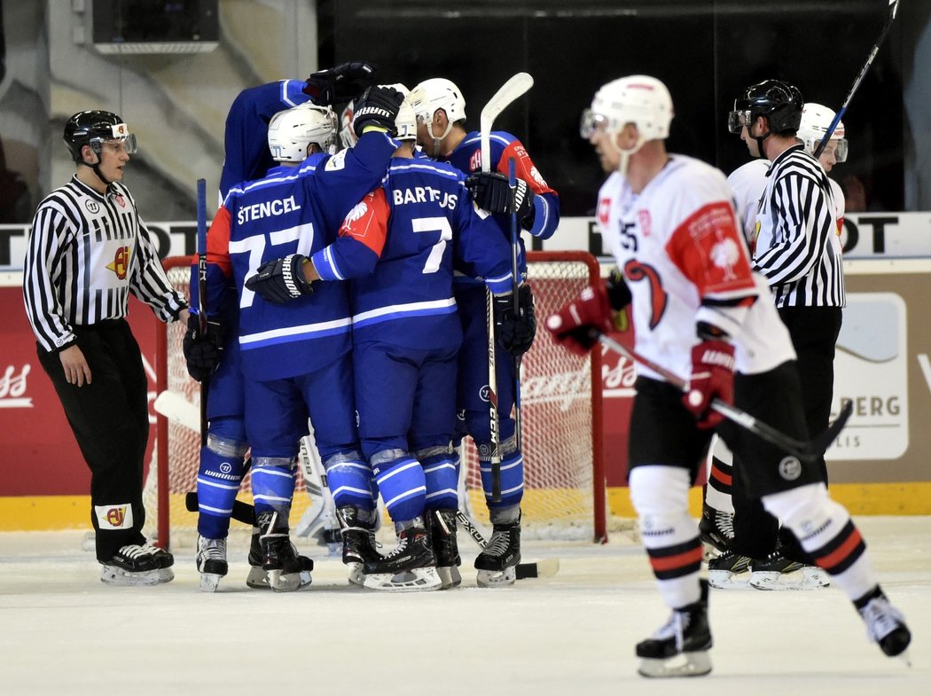 Hokejisté Komety se radují z gólu ve čtvrtfinále hokejové Ligy mistrů