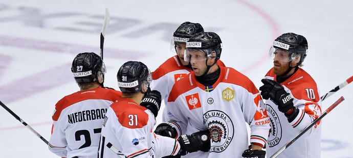 Hokejisté Frölundy se raduje ze vstřelené branky