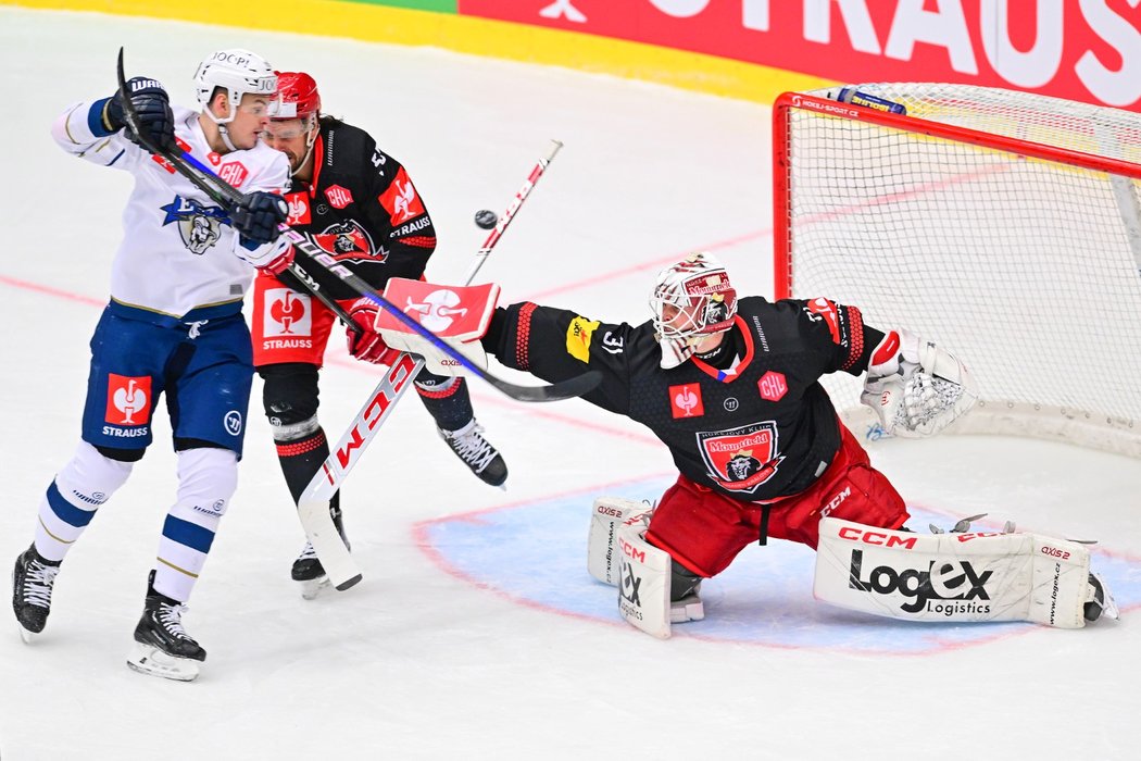 Gregory Hofmann ze Zugu před Jérémiem Blainem ohrožuje brankáře Hradce Henriho Kiviaha