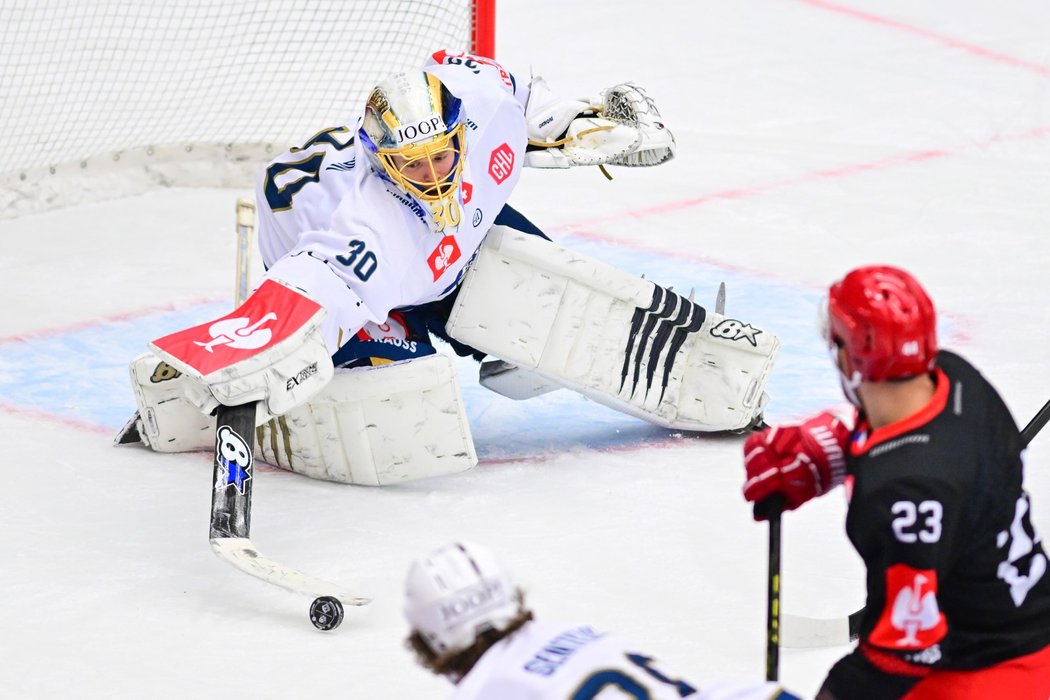 Brankář Zugu Leonardo Genoni v duelu proti Hradci