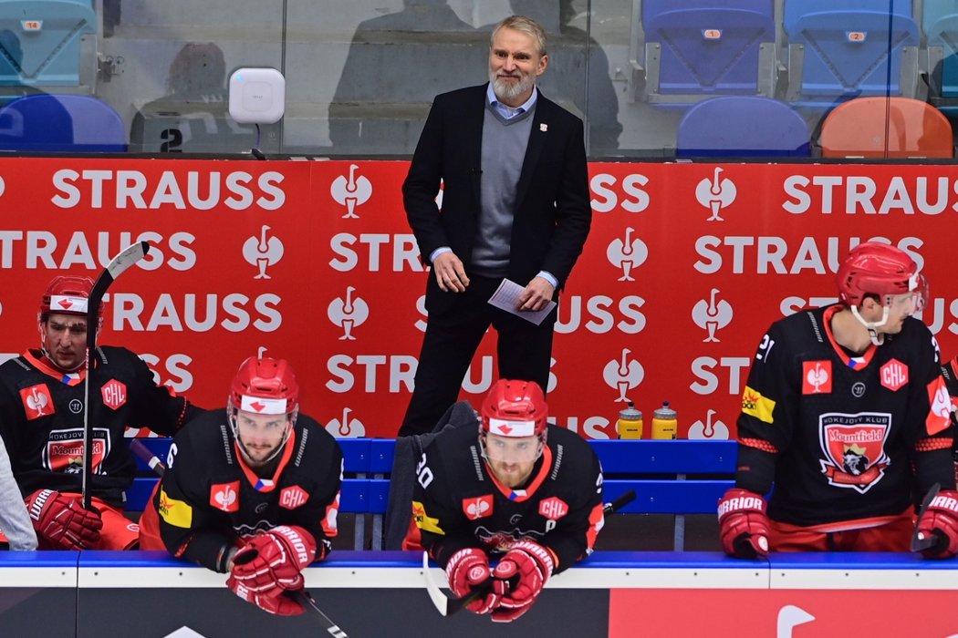 Hradecká střídačka pod dohledem Tomáše Martince v utkání LM