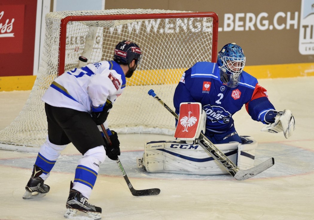 V brance Komety dostal prostor během prvního utkání play off Ligy mistrů mladý gólman Lukáš Dostál