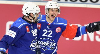 Kometa a Třinec vyšly do play off LM vítězně, Liberec nestačil na Frölundu