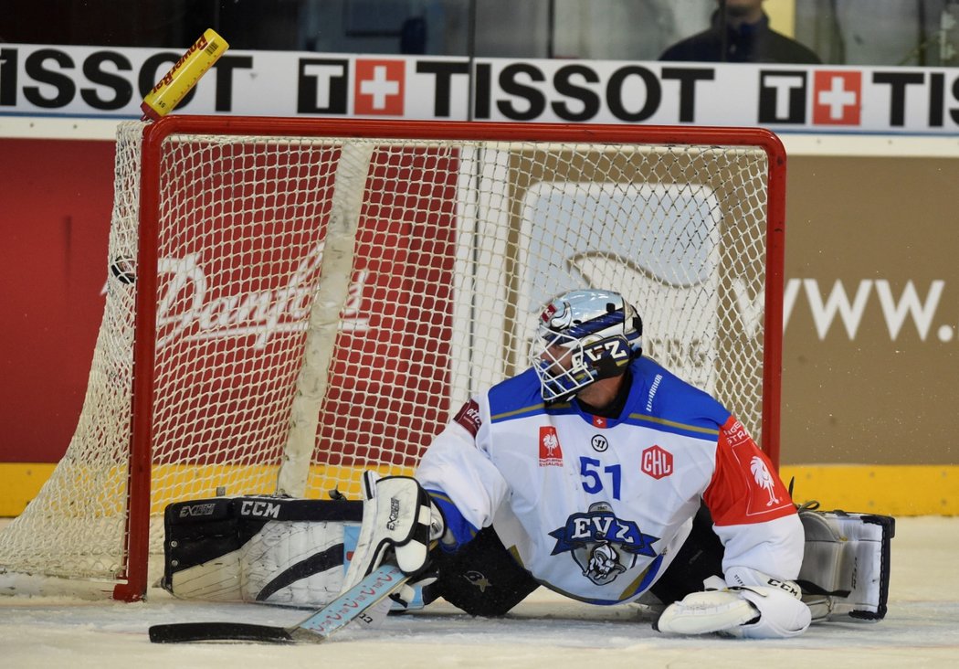 Brankář EVZ Zug Tobias Stepan inkasuje gól v Brně