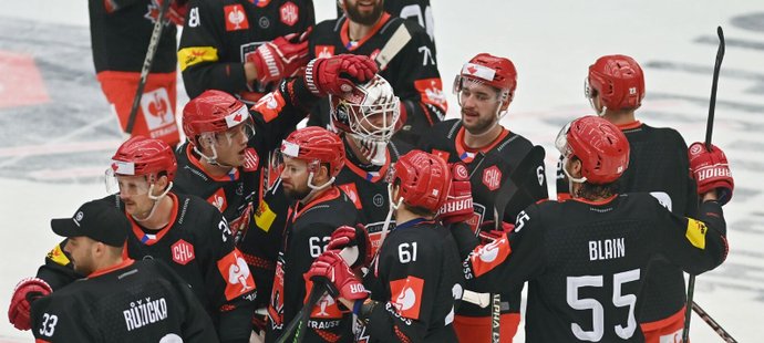 Hradečtí hokejisté slaví postup do čtvrtfinále Ligy mistrů s brankářem Henrim Kiviahem