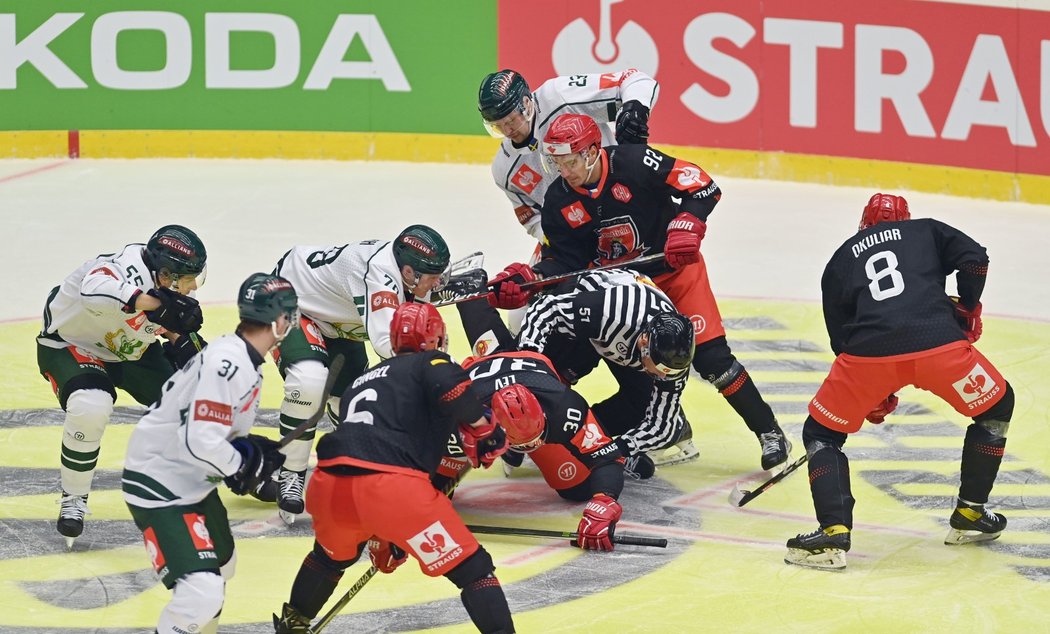 Hradečtí hokejisté při boji o postup do čtvrtfinále play off Ligy mistrů s Färjestadem