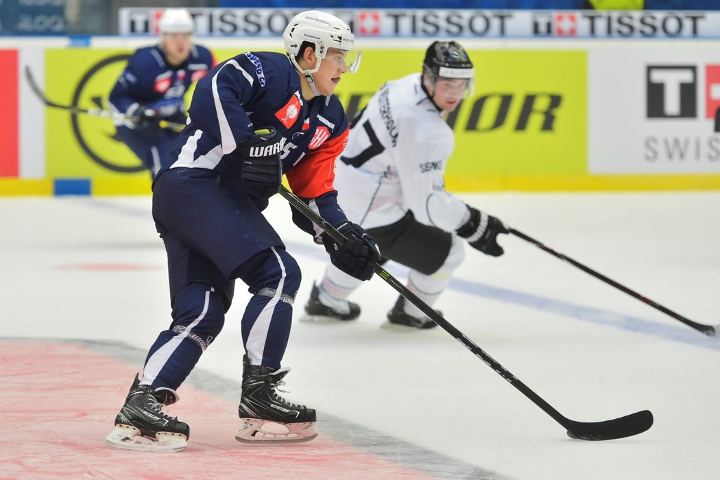 Plzeňský forvard Miroslav Indrák v duelu s Frölundou