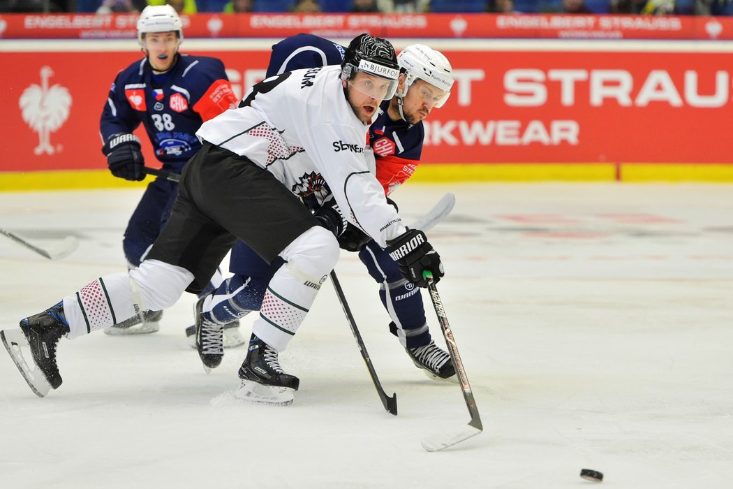 Plzeňský Indián Petr Straka v souboji s hráčem Frölundy