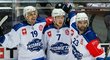 Brněnští hokejisté se radují z branky Lukáše Nahodila (vlevo)