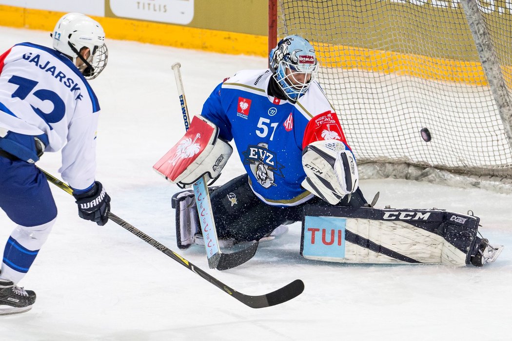 Švýcarský gólman Thomas inkasuje branku od Komety