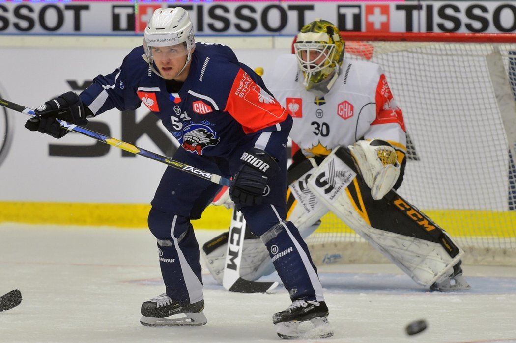 Vojtěch Němec (v popředí) cloní ve výhledu brankáři Gustafu Lindvallovi během zápasu čtvrtfinále play off Hokejové ligy mistrů  HC Škoda Plzeň - Skelleftea AIK