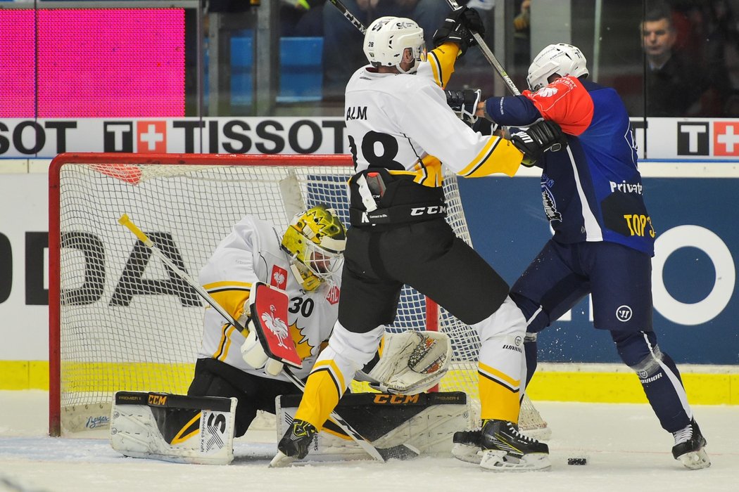 Souboj před brankou, kterou stráží Gustaf Lindvall během souboje play off Hokejové ligy mistrů mezi Plzní a Skellefteou