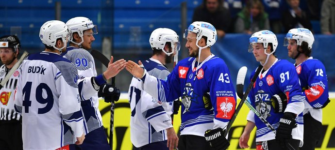 Český útočník Jan Kovář si podává ruce s plzeňskými hokejisty, se kterými odehrál v jednom týmu minulou sezonu