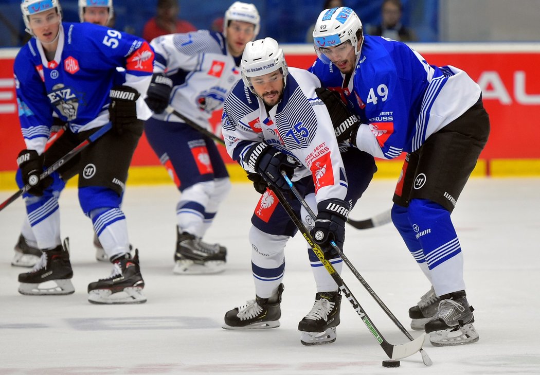 Martin Heřman (vlevo) a Miro Zryd (vpravo) během souboje o kotouč v zápase Plzně s Zugem