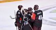 Hokejisté Sparty oslavují gól v Lize mistrů do sítě Bernu