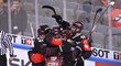 Hokejisté Sparty oslavují gól v Lize mistrů do sítě Bernu