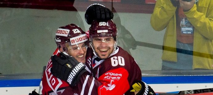 Kapitán hokejové Sparty Tomáš Rolinek se raduje s Lukášem Pechem z postupu do osmifinále Ligy mistrů.