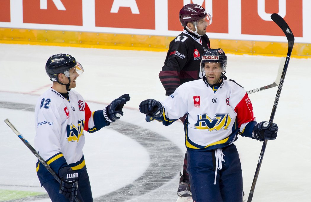 Útočník Jönköpingu Martin Thörnberg se raduje se svým spoluhráčem Teemu Lainem z gólu