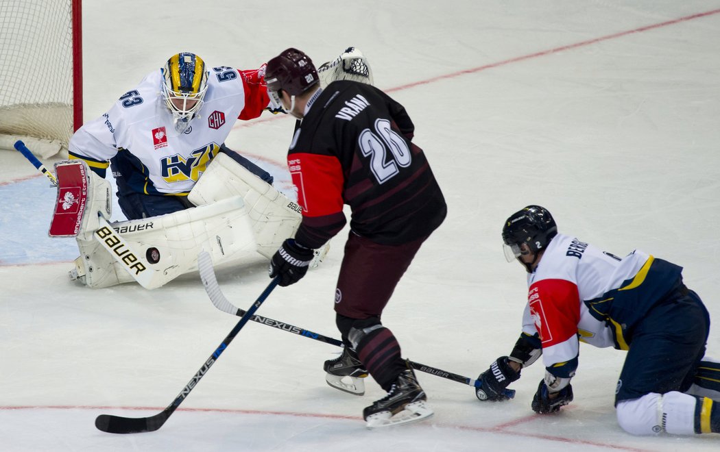 Zleva brankář Jönköpingu Fredrik Pettersson-Wentzel, útočník Sparty Petr Vrána a obránce Jönköpingu Kristofer Berglund