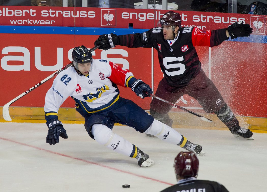 Zleva útočník Jönköpingu Kevin Stenlund a útočník Sparty Lukáš Pech