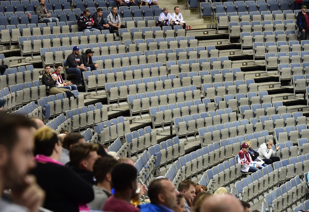 O2 arena na utkání Ligy mistrů zela prázdnotou