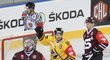 Hokejista Michal Birner slaví v dresu finského Kuopia gól v utkání Ligy mistrů na ledě pražské Sparty.