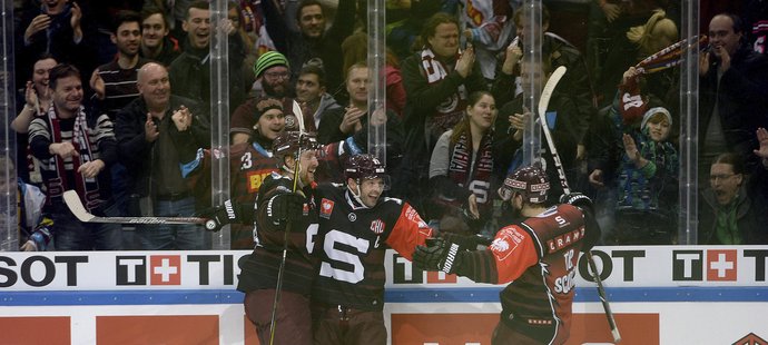 Hokejisté Sparty oslavují gól do sítě Växjö