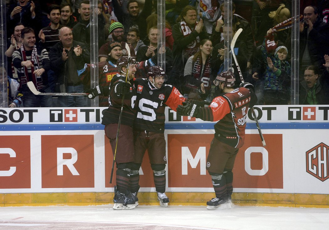 Hokejisté Sparty oslavují gól do sítě Växjö