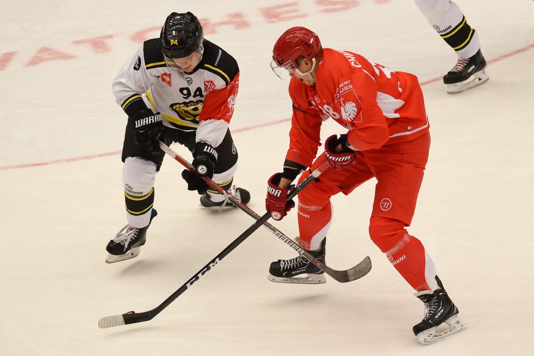 Třinecký útočník Aron Chmielewski v duelu proti Brynäs