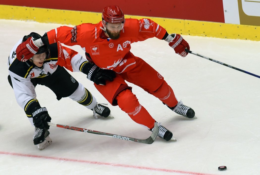 Třinecký kanonýr Martin Růžička během domácího utkání čtvrtfinále play off hokejové Ligy mistrů