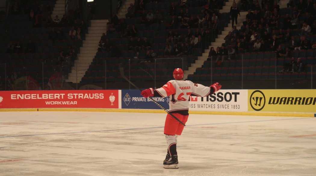 Třinecký útočník Filip Haman se raduje z branky, kterou v 53. minutě vyrovnával na 3:3 na ledě Djurgardenu