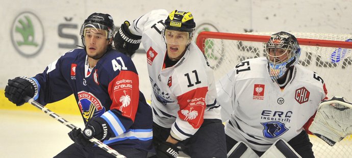 Vítkovický  Petr Strapáč před brankou Ingolstadtu v prvním zápase hokejové Ligy mistrů