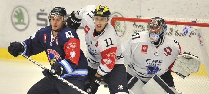 Vítkovický  Petr Strapáč před brankou Ingolstadtu v prvním zápase hokejové Ligy mistrů